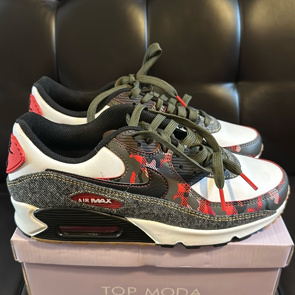 Men’s Nike Airmax footwear. Size 8 US